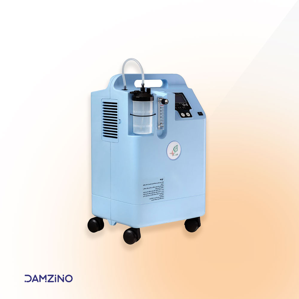 تصویر اصلی: دستگاه اکسیژن ساز ۵ لیتری اکساز (Oksaz 5L Oxygen Concentrator) با پنل دیجیتال تصویر پنل و فلومتر: فلومتر تنظیم جریان و صفحه نمایش اکسیژن ساز خانگی اکساز تصویر همراه با بیمار/محیط خانه: اکسیژن ساز کم صدا و مدرن اکساز در محیط منزل